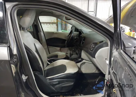 2019 Jeep Compass Limited 4X4 from USA, damaged, VIN 3C4NJDCB3KT639566